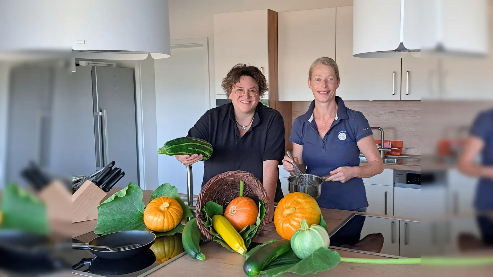 Im Bildungshaus Modexen wird gegen die Langeweile in der Zucchini-Küche gearbeitet. Christiane Sasse (l., Bildungshaus) und Ruth Beine (Referentin) haben sich einen Kochworkshop ausgedacht, um die Vielseitigkeit der ertragreichen Pflanze aufzuzeigen. (Foto: Brigitte Rehermann)