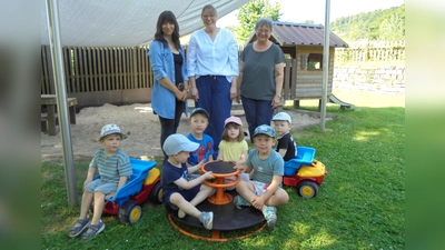 V.l.: Vanessa Westerwelle, Alexandra Schäfer, Ute Fischer und die Kinder der Bären- und Elefantengruppe. (Foto: privat)