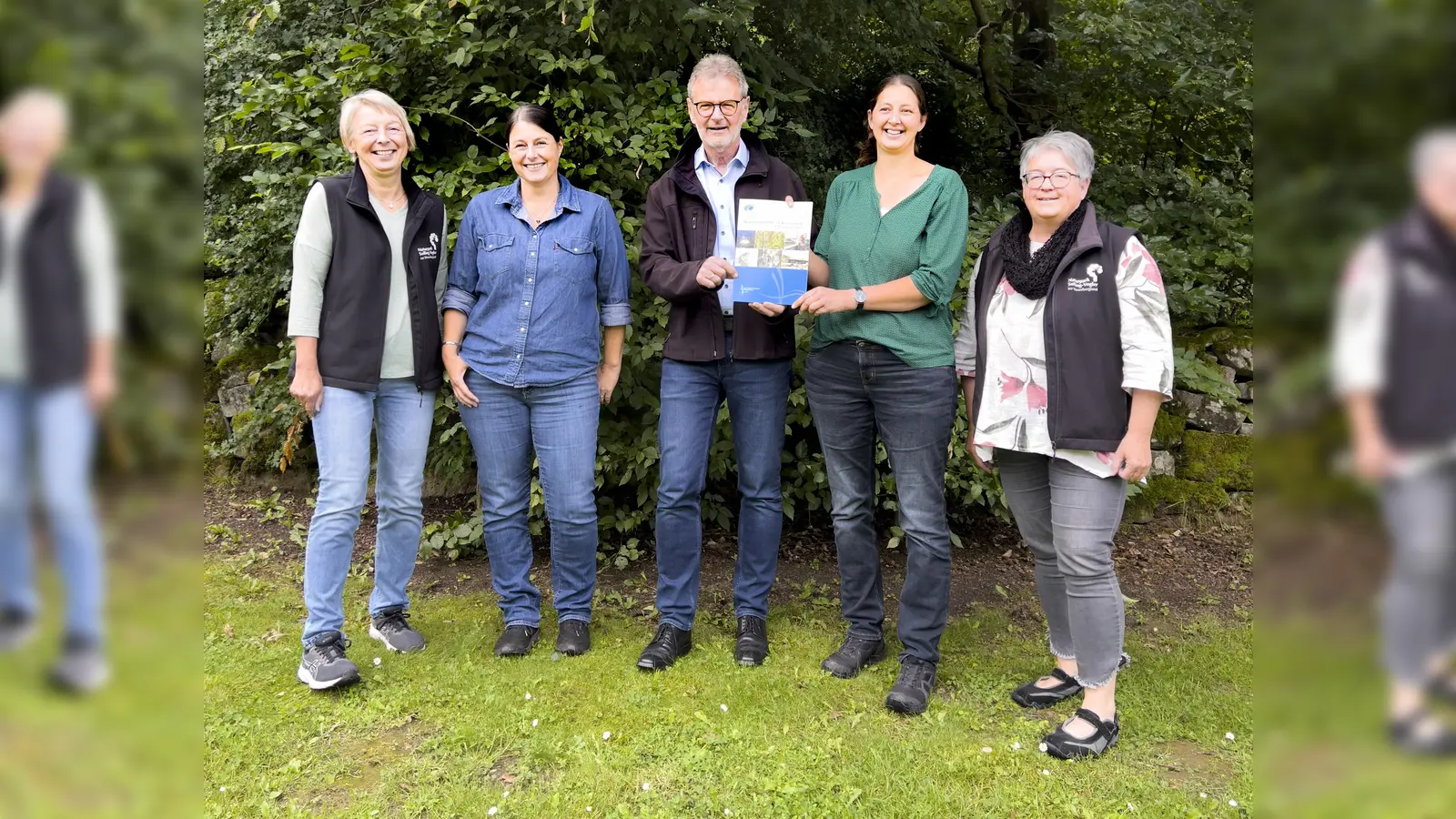 V.l.: Heidi Kopp, laudia Wolff, Ralf Buberti, Naturpark Scoutin Annika Ludolph und Kerstin Ahlborn. (Foto: Naturpark)