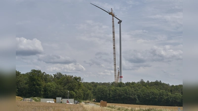 Ragt mit einer Nabenhöhe von 166 Metern hoch in den nordhessischen Himmel: Die erste der beiden am Bratberg zwischen Ersen und Zwergen entstehenden Windkraftanlagen. (Foto: Stefan Bönning)