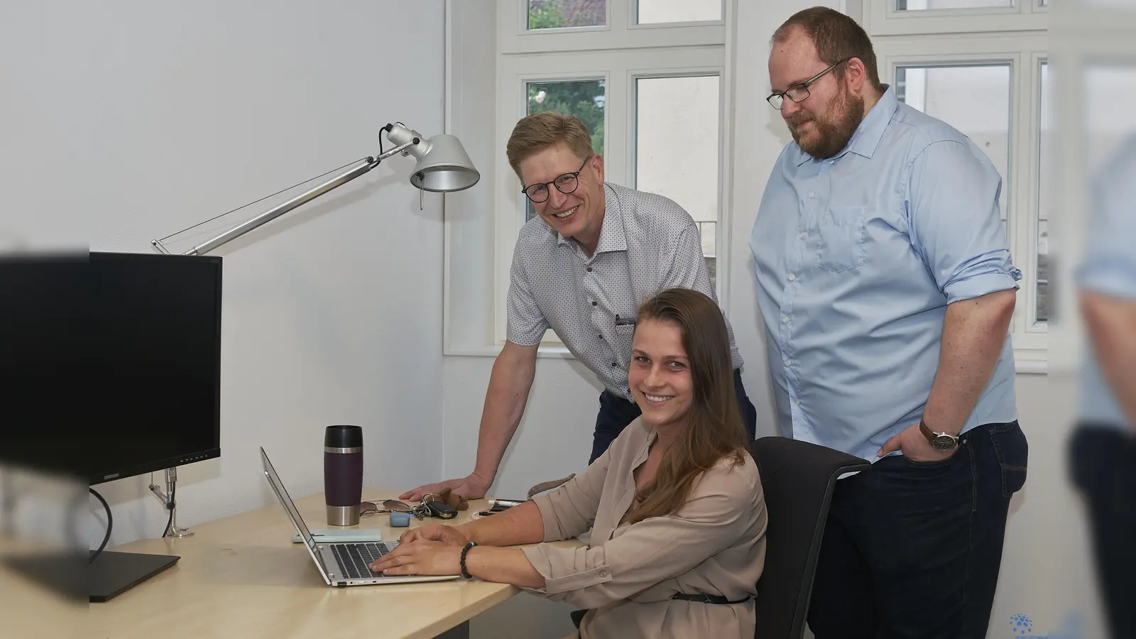 Bürgermeister Danny Sutor (li.) und Daniel Leonhäuser (re.,Uni Kassel) schauen der ersten Coworkerin in Grebenstein, Merle Steltmann, bei ihrer Arbeit über die Schulter. (Foto: Stefan Bönning)