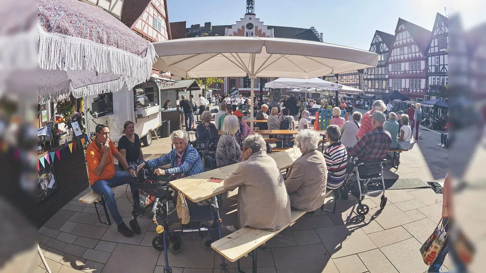 Schon am frühen Freitagnachmittag gut besucht: Der letzte Feierabendmarkt des Jahres auf dem Marktplatz der Dornröschenstadt. (Foto: Stefan Bönning)