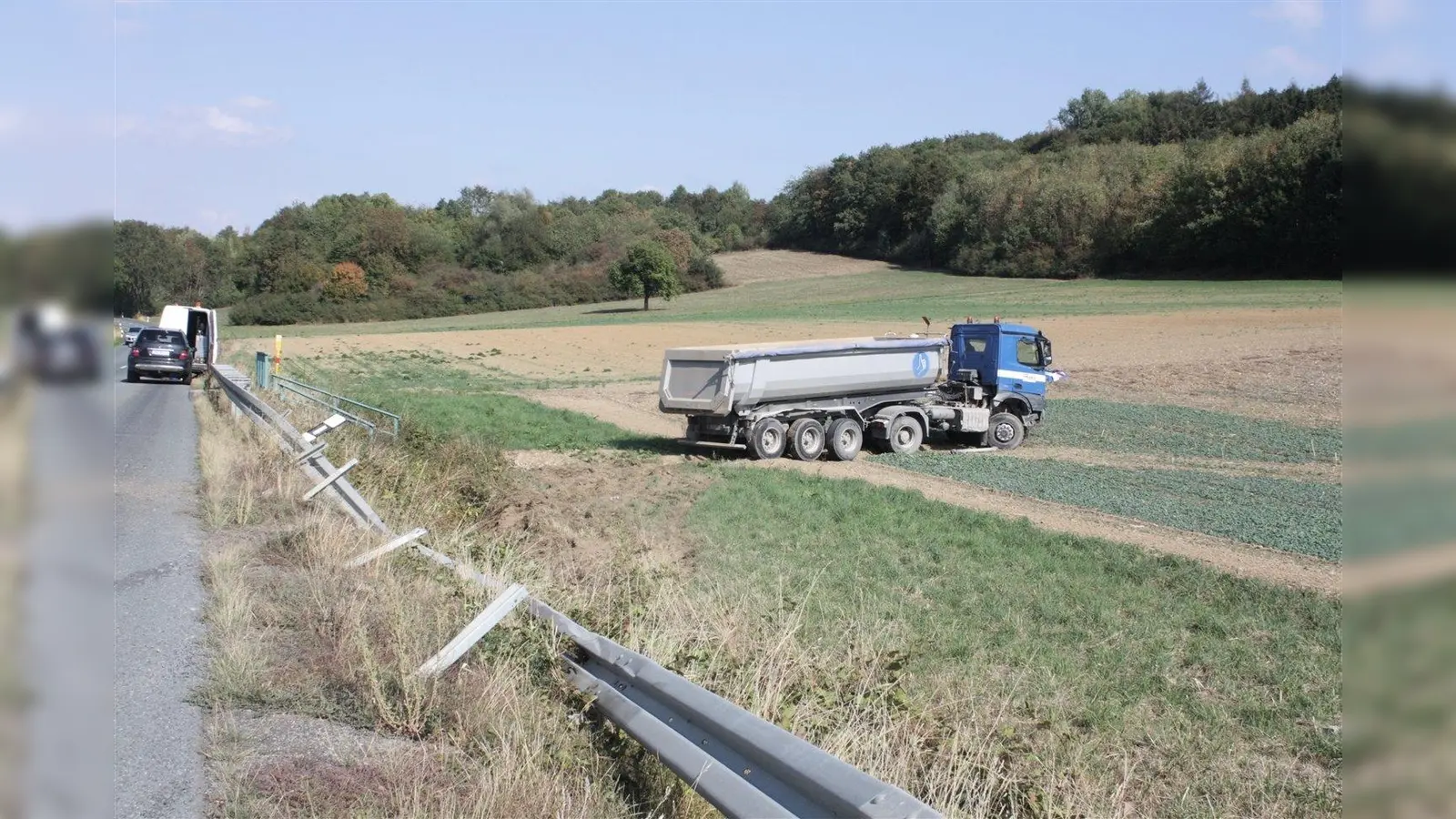 Beschädigter Lkw im Feld. (Foto: Foto: Polizei Höxter)