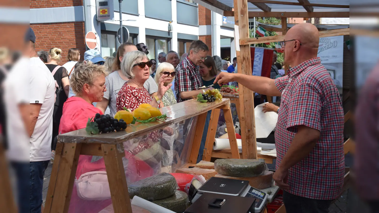 Beim Käsemarkt versteht es sich von selbst, dass man auch tüchtig probieren darf. (Foto: Marc Otto)