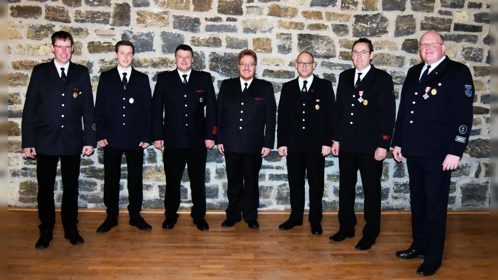 Geehrte und Beförderte: (v.l.) 1. stellvertretender Löschgruppenführer Ewald Güthoff, Janek Güthoff, 2. stellvertretender Löschgruppenführer Sven Müller, Leiter der Feuerwehr der Stadt Beverungen Stadtbrandinspektor Stefan Nostitz, Kersten Foitzik, Stephan Wieners und Löschgruppenführer Stefan Reitemeier. (Foto: Foto: Marian Redlich, Feuerwehr Beverungen)