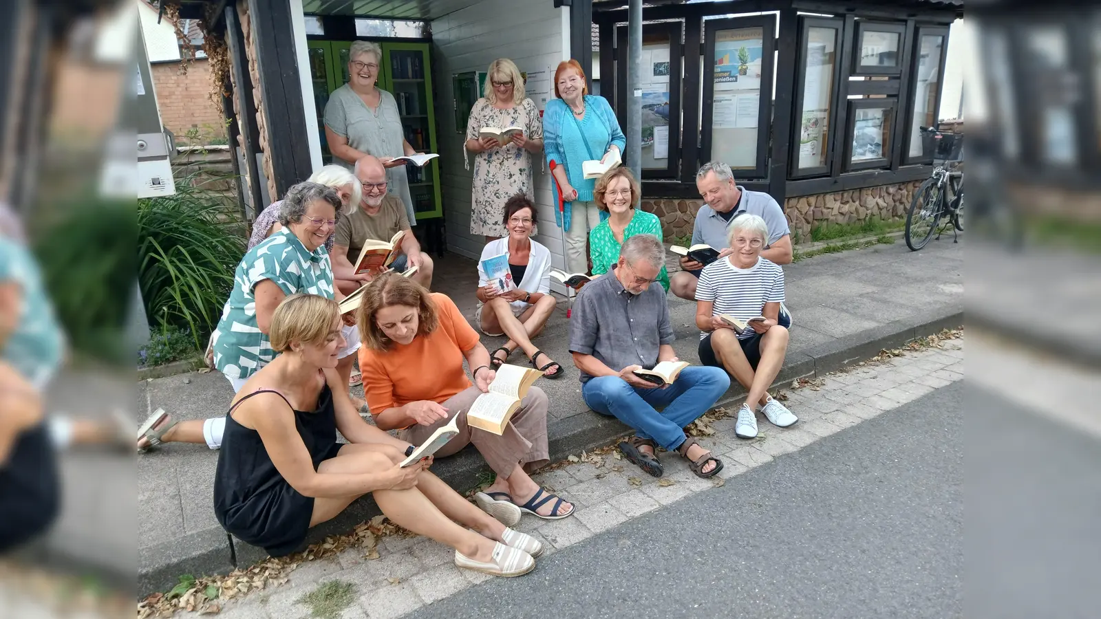 Die „Blumies” stifteten Wehrden einen Bücherschrank. (Foto: privat)