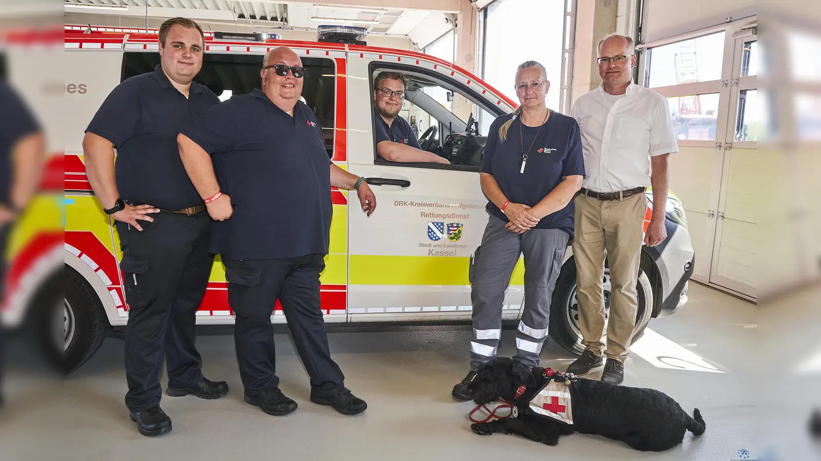 Glücklich mit der neuen Rettungswache (v.l.): Hannes Schildknecht (Rettungswachenleiter), Stephen Diedrich (Rettungsdienstleiter), Fabian Rehrmann (Rettungswachenleiter), Sabine Fieseler (Kreisverbandsvorsitzende), Kreisgeschäftsführer Sebastian Dumke und Rettungshündin Uschi. (Foto: Stefan Bönning)