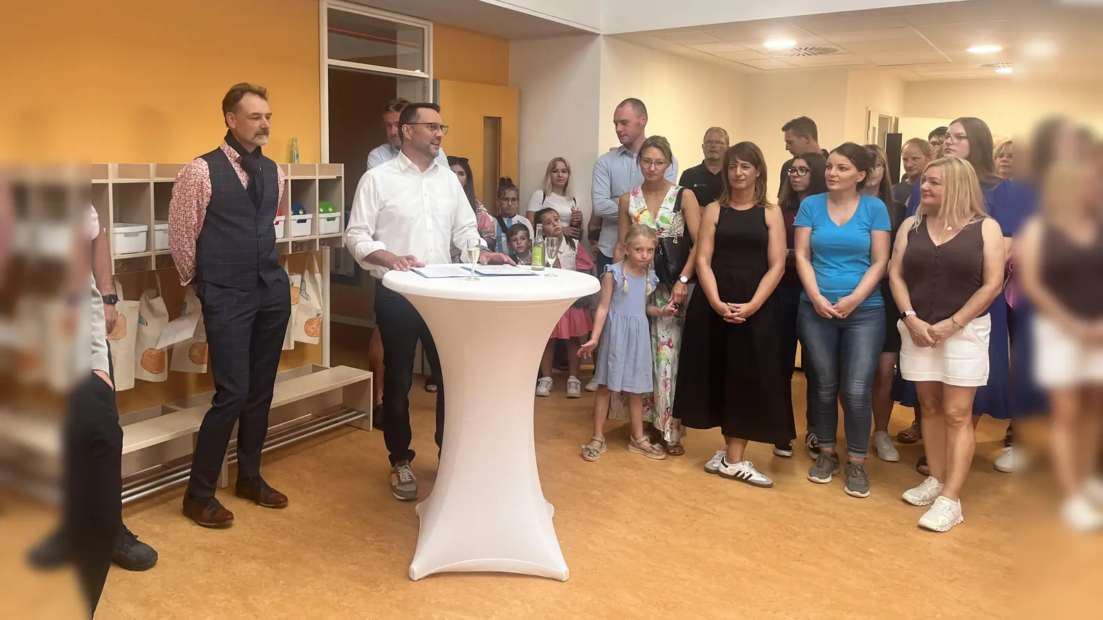 Bürgermeister Torben Busse (2.v.l.), Architekt Frank Seibold vom Büro a33, und Avelina González Blanco (3.v.r.), Leiterin der Kindertagesstätte.  (Foto: Julia Sürder)