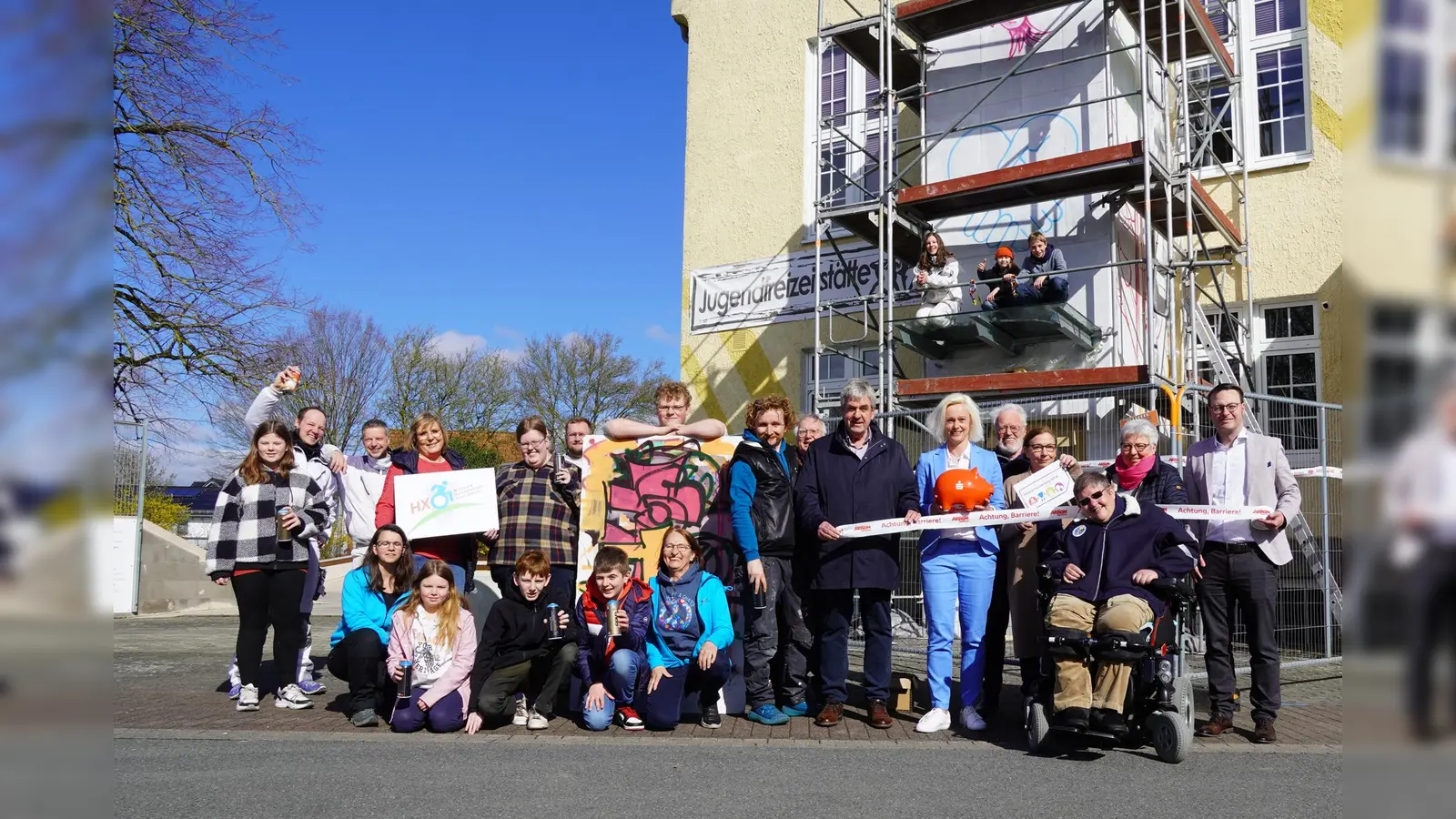 Ortstermin an der Jugendfreizeitstätte: Bürgermeister Hermann Temme und sein Allgemeiner Vertreter, Alexander Kleinschmidt, trafen sich mit den Beteiligten und Sponsoren des Graffitiprojekts. (Foto: Stadt Brakel)