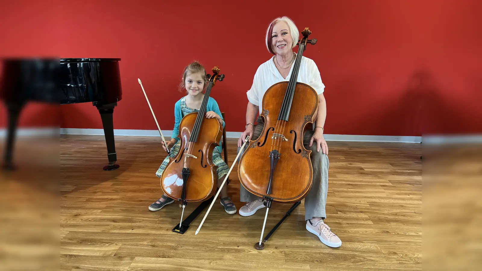 Penelope Kunz und Dozentin Erika Umanez freuen sich auf den Cello-Workshop. (Foto: Musikschule Hofgeismar)