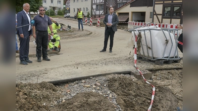 Innenminister Roman Poseck (li.) besuchte am Montag das nordhessische Katastrophengebiet. In Gottsbüren verschaffte er sich dabei einen Eindruck von den Schäden des Unwetters. (Foto: Stefan Bönning)