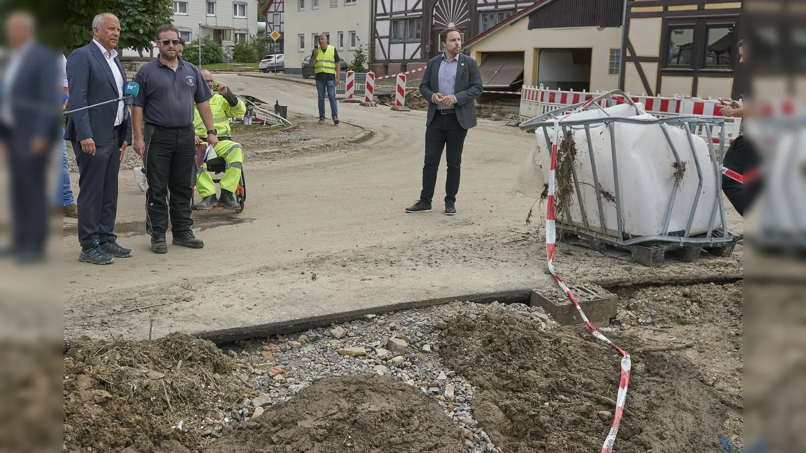 Innenminister Roman Poseck (li.) besuchte am Montag das nordhessische Katastrophengebiet. In Gottsbüren verschaffte er sich dabei einen Eindruck von den Schäden des Unwetters. (Foto: Stefan Bönning)