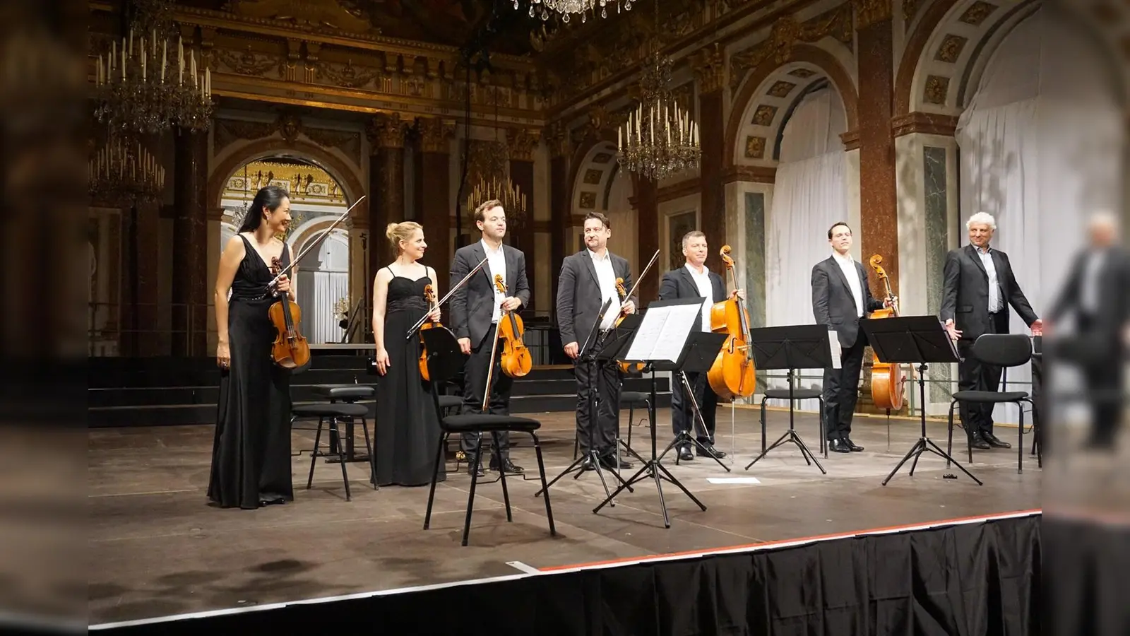 Die Musikerinnen und Musiker schaffen mit Beethovens Streichquintett an Violine und Viola die musikalische Verbindung zur Novelle von Arthur Schnitzler. (Foto: Ulrich Mattner)