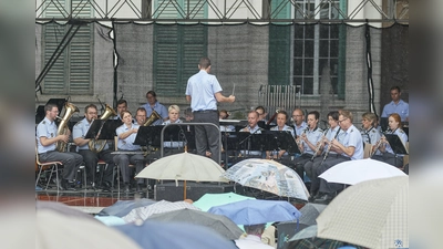 Im Schutz ihrer Regenschirme lauschten die Konzertbesucher den Musikern des Heeresmusikkorps Kassel beim Wohltätigkeitskonzert des Landkreises. (Foto: Stefan Bönning)