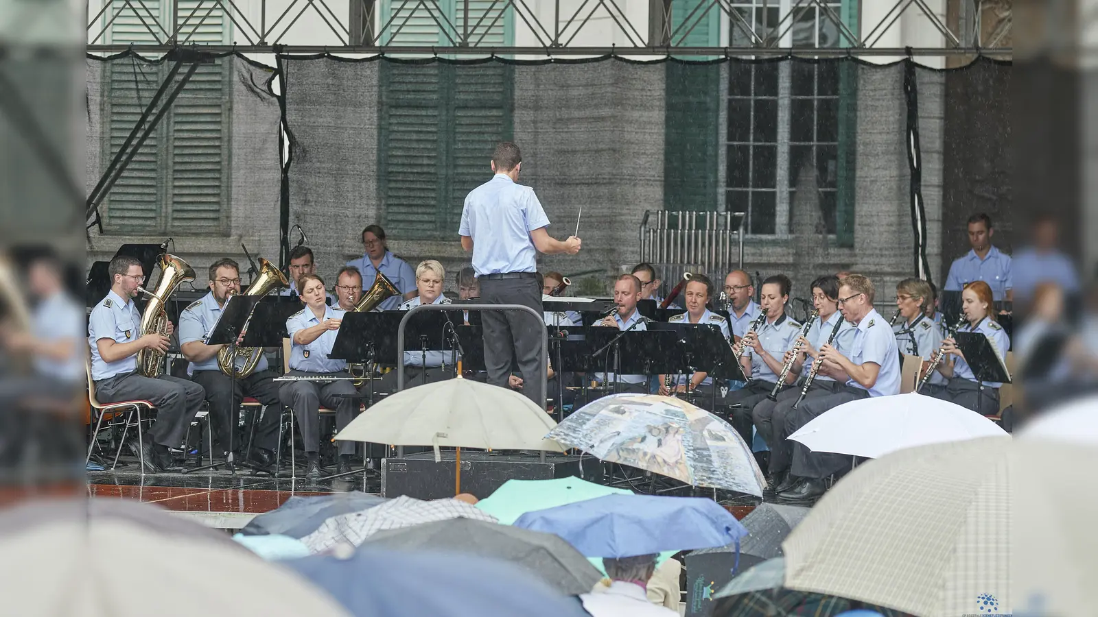 Im Schutz ihrer Regenschirme lauschten die Konzertbesucher den Musikern des Heeresmusikkorps Kassel beim Wohltätigkeitskonzert des Landkreises. (Foto: Stefan Bönning)