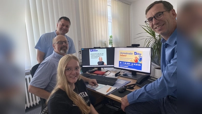 Freuen sich auf die zweite Demokratiekonferenz (v.l.): Olaf Krane (Schulamtsleiter), Thomas Rebenstock (Demokratie-leben-Koordinator), Johanna Peine (Federführendes Amt Demokratie-leben), Tobias Scherf (Bürgermeister).<br><br>  (Foto: Stadt Warburg)