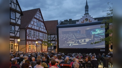 Rund 270 Besucher genossen beim Open-Air-Kino den Film „Eine Million Minuten“ auf dem Marktplatz in Hofgeismar. (Foto: Stefan Bönning)