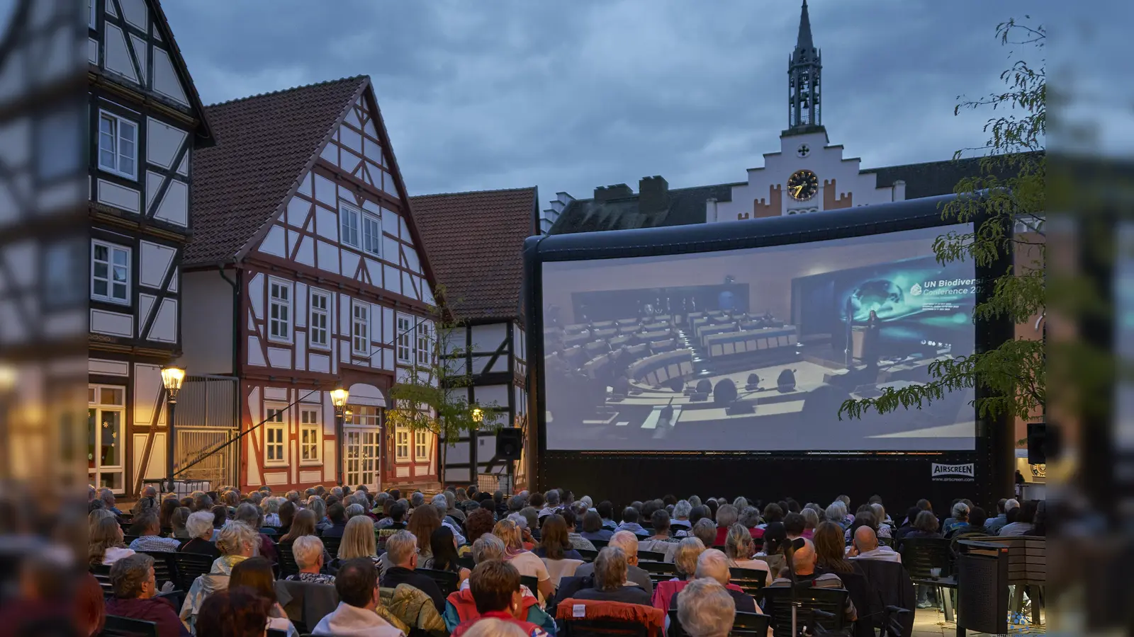 Rund 270 Besucher genossen beim Open-Air-Kino den Film „Eine Million Minuten“ auf dem Marktplatz in Hofgeismar. (Foto: Stefan Bönning)