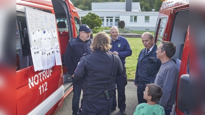 Aktive von Feuerwehren und Rettungsdiensten stellten sich den Herausforderungen in simulierten Einsatzlagen. Insbesondere die Zusammenarbeit der unterschiedlichen Akteure wurde dabei geübt. (Foto: Stefan Bönning)