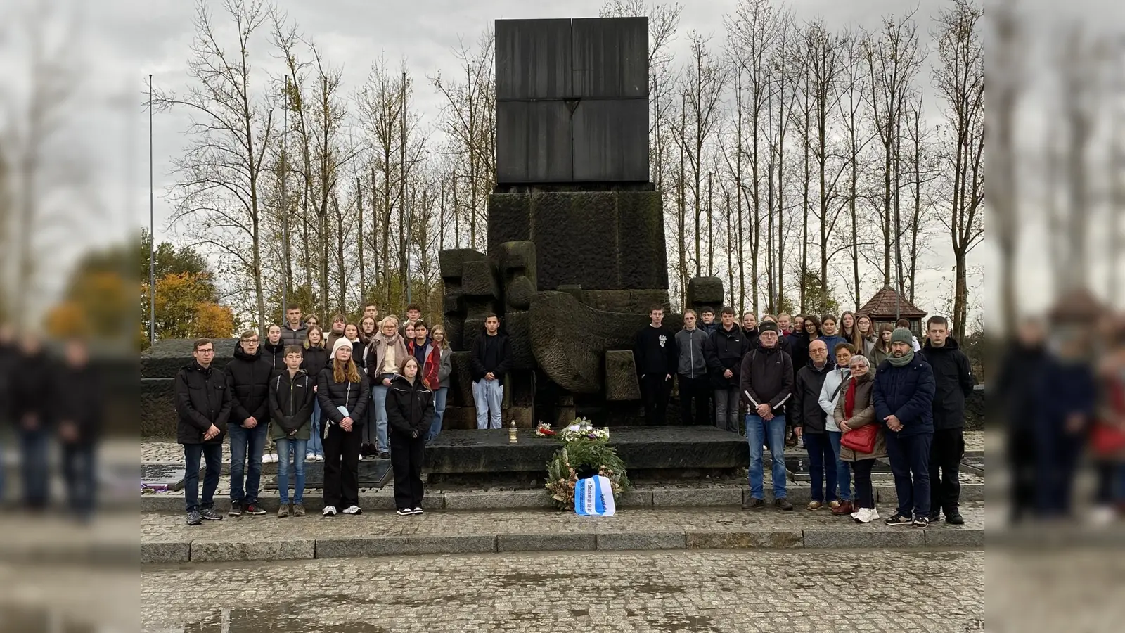 Zum Gedenken an die Opfer des Nationalsozialismus und gegen das Vergessen wurde am großen Mahnmal ein Kranz niedergelegt. <br> (Foto: Stadt Warburg)