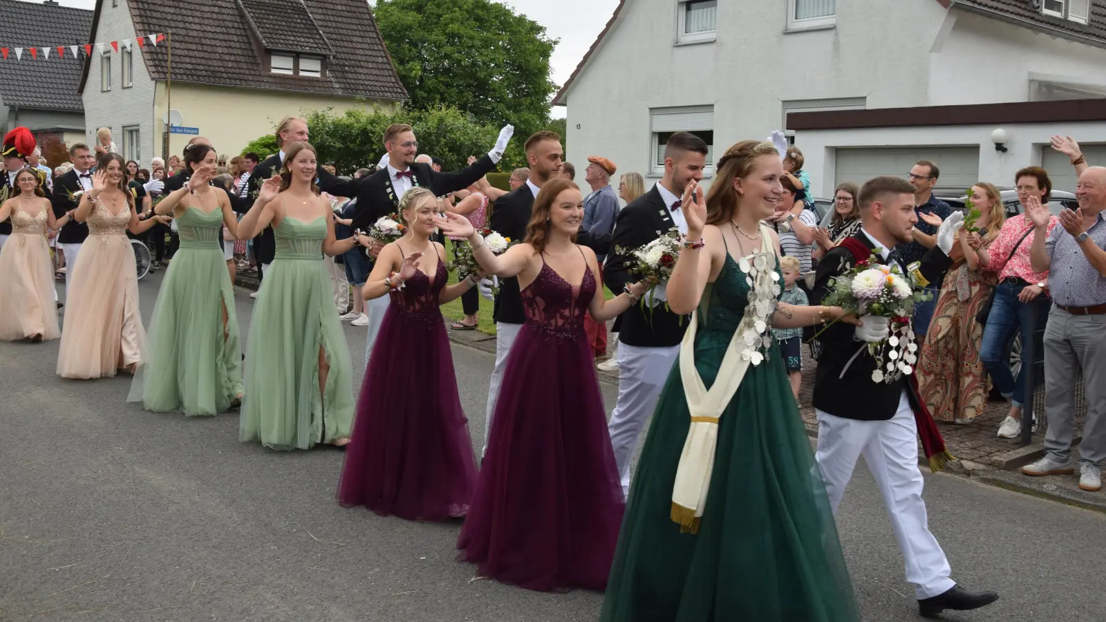 Das junge Königspaar vorneweg: Ada Hasse und Arne Balgül samt Hofstaat beim Umzug. (Foto: Marc Otto)