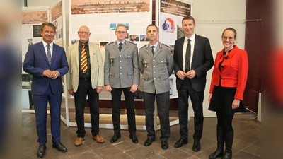 Die Ausstellungseröffnung „Kalter Krieg in Ostwestfalen“ ist eröffnet worden (v.l.): Landrat Michael Stickeln, Oberstleutnant a.D. Hartwig Zahler, Oberstleutnant Michael Gorzolka (Kommandeur ABC-Abwehrbataillon 7), Oberstleutnant Michael Mosig (ABC-Abwehrbataillon 7), Gastredner Prof. Dr. Patrick Sensburg (Oberst der Reserve und Präsident des Reservistenverbandes der Bundeswehr) und Julia Siebeck (Kulturmanagerin des Kreises Höxter). (Foto: Kreis Höxter/Jürgen Drüke)