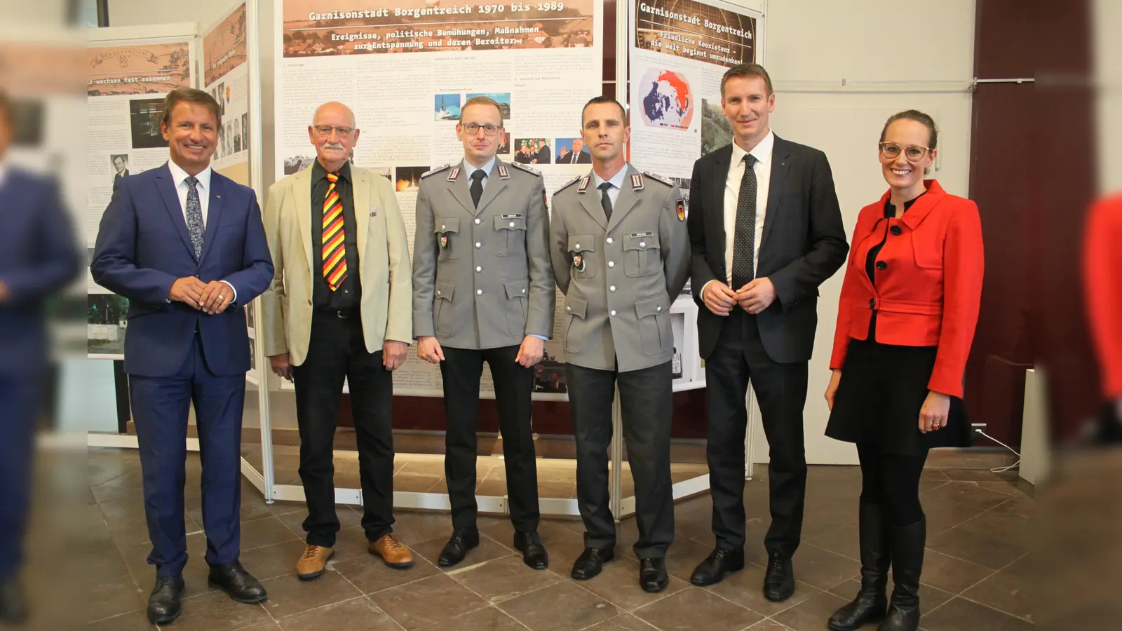 Die Ausstellungseröffnung „Kalter Krieg in Ostwestfalen“ ist eröffnet worden (v.l.): Landrat Michael Stickeln, Oberstleutnant a.D. Hartwig Zahler, Oberstleutnant Michael Gorzolka (Kommandeur ABC-Abwehrbataillon 7), Oberstleutnant Michael Mosig (ABC-Abwehrbataillon 7), Gastredner Prof. Dr. Patrick Sensburg (Oberst der Reserve und Präsident des Reservistenverbandes der Bundeswehr) und Julia Siebeck (Kulturmanagerin des Kreises Höxter). (Foto: Kreis Höxter/Jürgen Drüke)