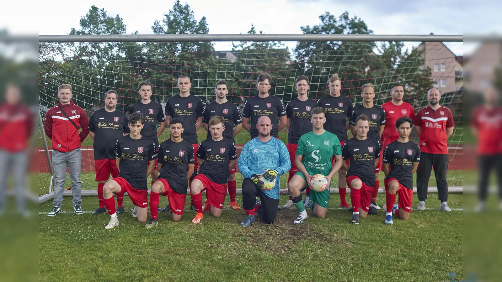 Die neugestartete Herrenmannschaft der TSG Fußballer mit dem Trainergespann Fabian Klinter (2.v.li.) und Anton Völler (re.). (Foto: Stefan Bönning)