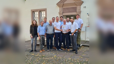 Die Teilnehmenden des Treffens „Region der Mitte“: (v. l.) Alena Friese (Holzminden), Marcus Dittrich (Bad Karlshafen), Markus Finger (Höxter), Torsten Bauer (Uslar), Hendrik Vahle (Volkmarsen), Oliver Sollbach (Region Kassel-Land), Tino Wenkel (Boffzen), Hubertus Grimm (Beverungen), Manuel Zeich (Stadt Trendelburg), Kai Georg Bachmann (Regionalmanagement Nordhessen GmbH), Nicolas Aisch (Borgentreich) (Foto: Stadt Beverungen)