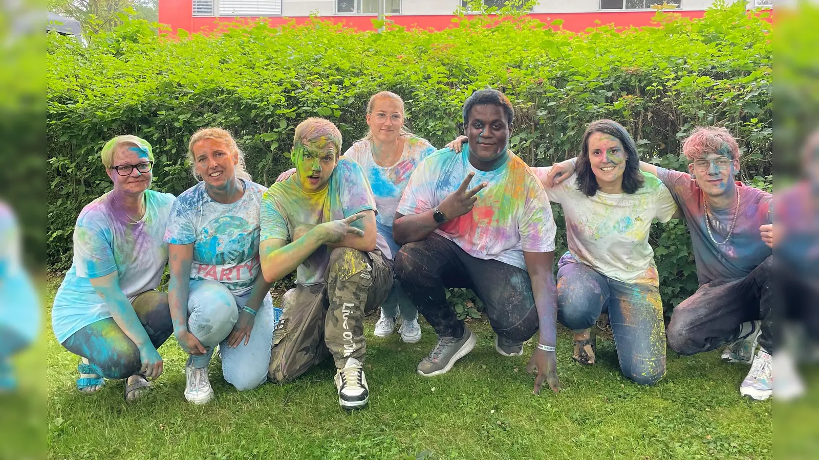 Voller Farbe, außer Atem und gut gelaunt – Teilnehmende des Holi Festivals auf dem HPZ Campus der Caritas Wohnen. (Foto: CWW)