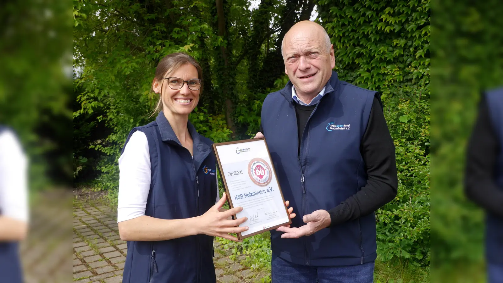 Jennifer Janele übergibt als Projektleiterin das Bronze-Zertifikat des Landessportbundes an den KSB-Vorsitzenden Bernd Wiesendorf. (Foto: Schwannecke / Kreissportbund Holzminden)