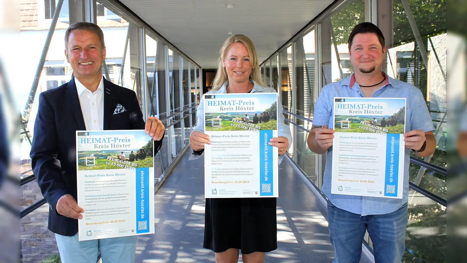 Vorfreude auf den sechsten Heimat-Preis: Darauf freuen sich (v.l.) Landrat Michael Stickeln, Katharina Serinelli, Ehrenamtsmanagerin des Kreises Höxter, und Sascha Atteln von der Geschäftsstelle Ehrenamt. (Foto: Kreis Höxter)