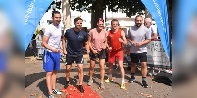 Startposition beim Promilauf (v. l.): Benjamin Beinecke (Werbekreis Holzminden), Steve Sander (Geschäftsführer, KSB Holzminden), Kati Wilhelm (Biatlon-Olympiasiegerin), Jan Kaschura (Lauftrainer und Koch) und Johannes Schraps (Abgeordneter Bundestag).  (Foto: Barbara Siebrecht)