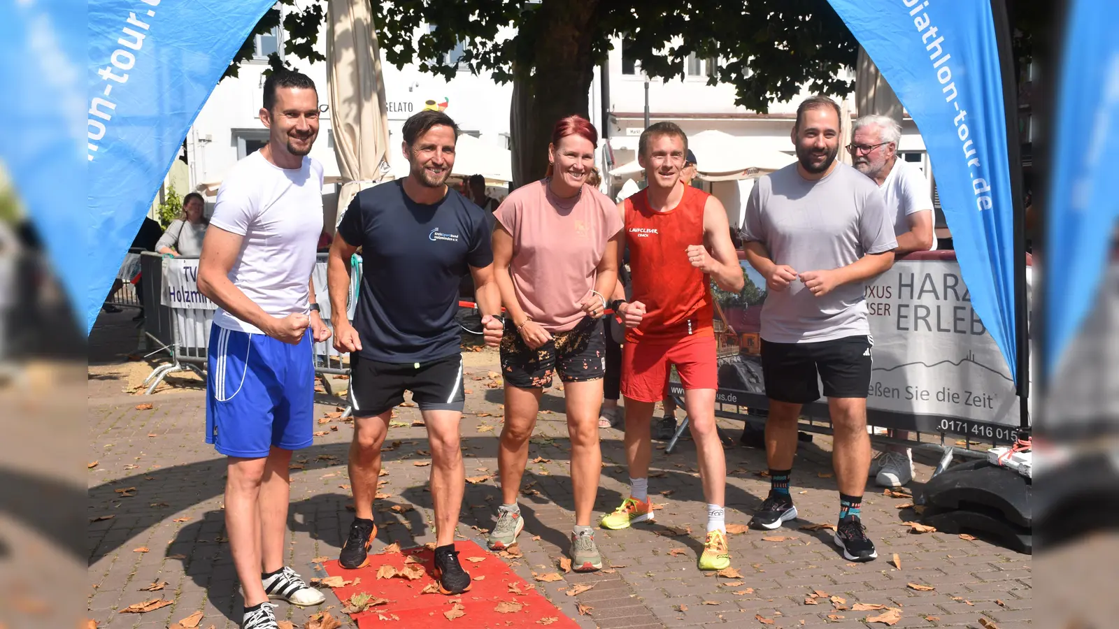 Startposition beim Promilauf (v. l.): Benjamin Beinecke (Werbekreis Holzminden), Steve Sander (Geschäftsführer, KSB Holzminden), Kati Wilhelm (Biatlon-Olympiasiegerin), Jan Kaschura (Lauftrainer und Koch) und Johannes Schraps (Abgeordneter Bundestag).  (Foto: Barbara Siebrecht)