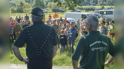 Über 100 freiwillige Helfer waren dem Aufruf zum Müll einsammeln nach dem Hochwasser im Holzapetal gefolgt. Mitarbeiter von Hessenforst unterstützten die Helfer dabei mit Material und Gerät. (Foto: Stefan Bönning)