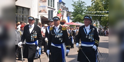 Ehrungen und Parade zu Ehren des Schützenkönigspaares (Foto: Barbara Siebrecht)