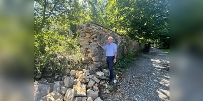 Betriebsleiter Uwe Pietsch zeigt die Schäden an der historischen Parkmauer. (Foto: Julia Sürder)