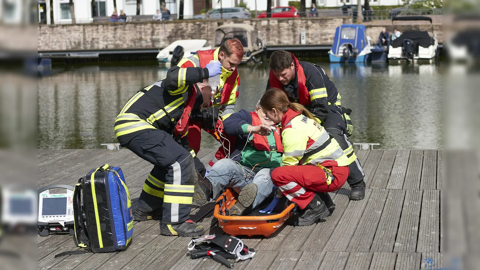 Hand in Hand: Mitglieder von Feuerwehren und Rettungsdiensten übten in fünf Einsatzszenarien die Versorgung und Bergung von Unfallopfern. (Foto: Stefan Bönning)