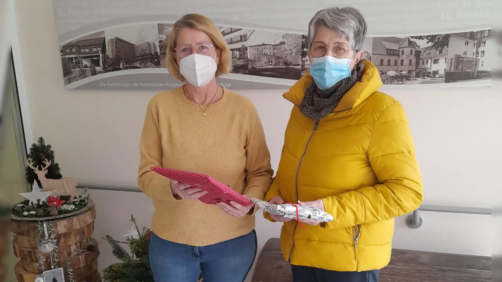 Bei der Übergabe im Altenheim in Beverungen war die Freude bei Personal und Bewohnern groß. (Foto: Manuela Puls)