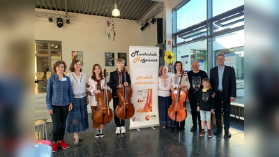 Das Dozenten- und Organisationsteam des internationalen Cellofestes mit einigen ukrainischen und litauischen Workshopteilnehmern. (Foto: Musikschule Hofgeismar)