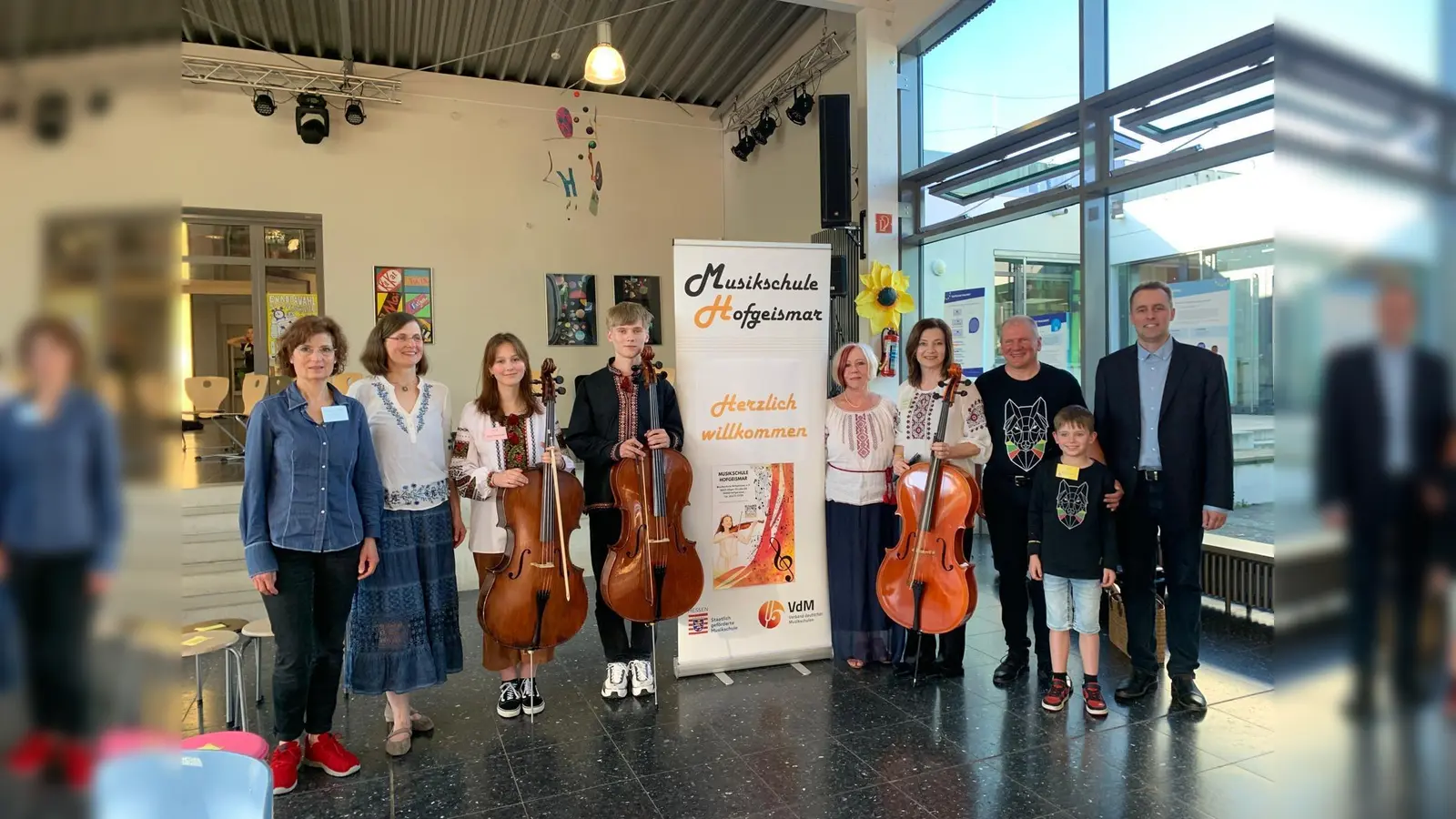 Das Dozenten- und Organisationsteam des internationalen Cellofestes mit einigen ukrainischen und litauischen Workshopteilnehmern. (Foto: Musikschule Hofgeismar)