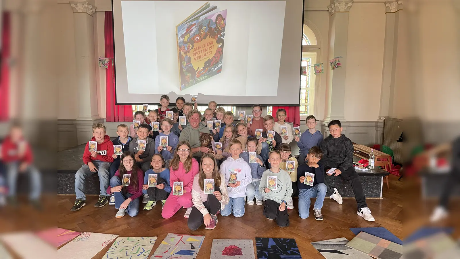 Henrick Clausing mit Filou und den Kindern der Katholischen Grundschule. (Foto: Stadt Holzminden)