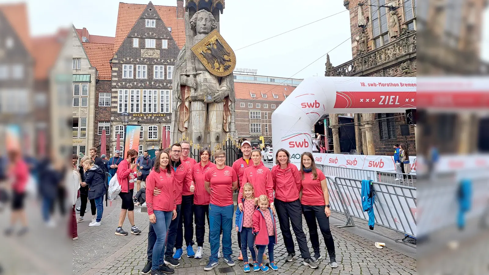 Strahlende Gesichter gab es beim Gruppenbild der Laufgruppe der Weserbergland Runners Derental vor dem Wahrzeichen der Stadt, dem Bremer Roland. (Foto: Christian Sonnenburg)