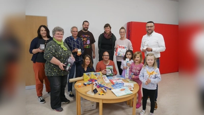 (v.l.) Ulrike Köller-Schmidt (Erzieherin), Nicole Rabe (Kita-Leiterin), Thomas Neuroth (Energie 2000), Felix Löber-Kraft (Erzieher), Larissa Kuntze (Erzieherin), Vikotiria Herzer (Energie 2000), Uwe Zachan (Kita Leitung), Birgit Herbold (Sachbearbeiterin), Torben Busse (Bürgermeister) und Kinder aus der Kita Am Anger (Foto: Stadt Hofgeismar)