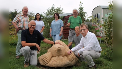 „Monti“ darf bleiben: Dieter Siebeck, (h.v.l.), Gizem Cevik (Huxarium Gartenpark), Ulrike Krekeler, Ralf Haffke (Naturgartenforum), sowie Thomas Schöning (v.v.l. Förderverein), Künstler Raphael Strauch und Norbert Drews (HVV) freuen sich über den Wächter am Eingang des Bunten Klassenzimmers. (Foto: Huxarium Gartenpark Höxter)