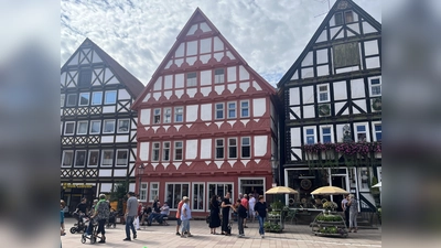 Stucht hervor: Die markante Fachwerkfassade. (Foto: Julia Sürder)