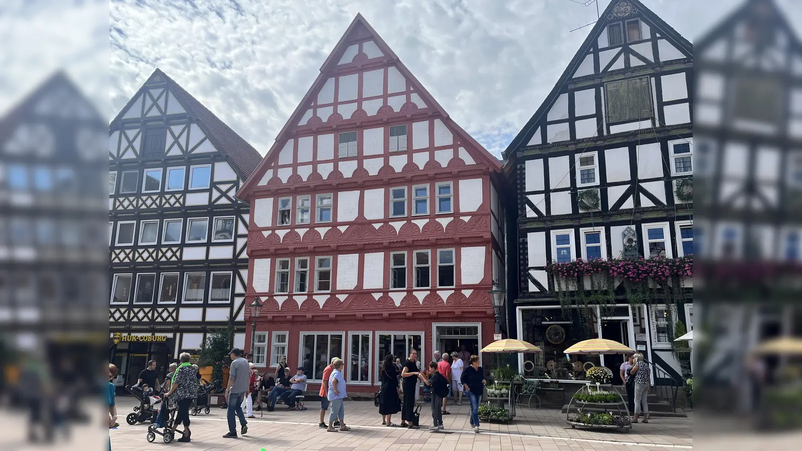 Stucht hervor: Die markante Fachwerkfassade. (Foto: Julia Sürder)