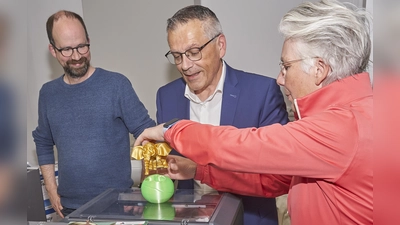 Landrat Andreas Siebert ließ sich im Maker Space die Möglichkeiten der modernen Technologie erläutern – hier ein Beispiel aus dem 3D-Drucker. (Foto: Stefan Bönning)