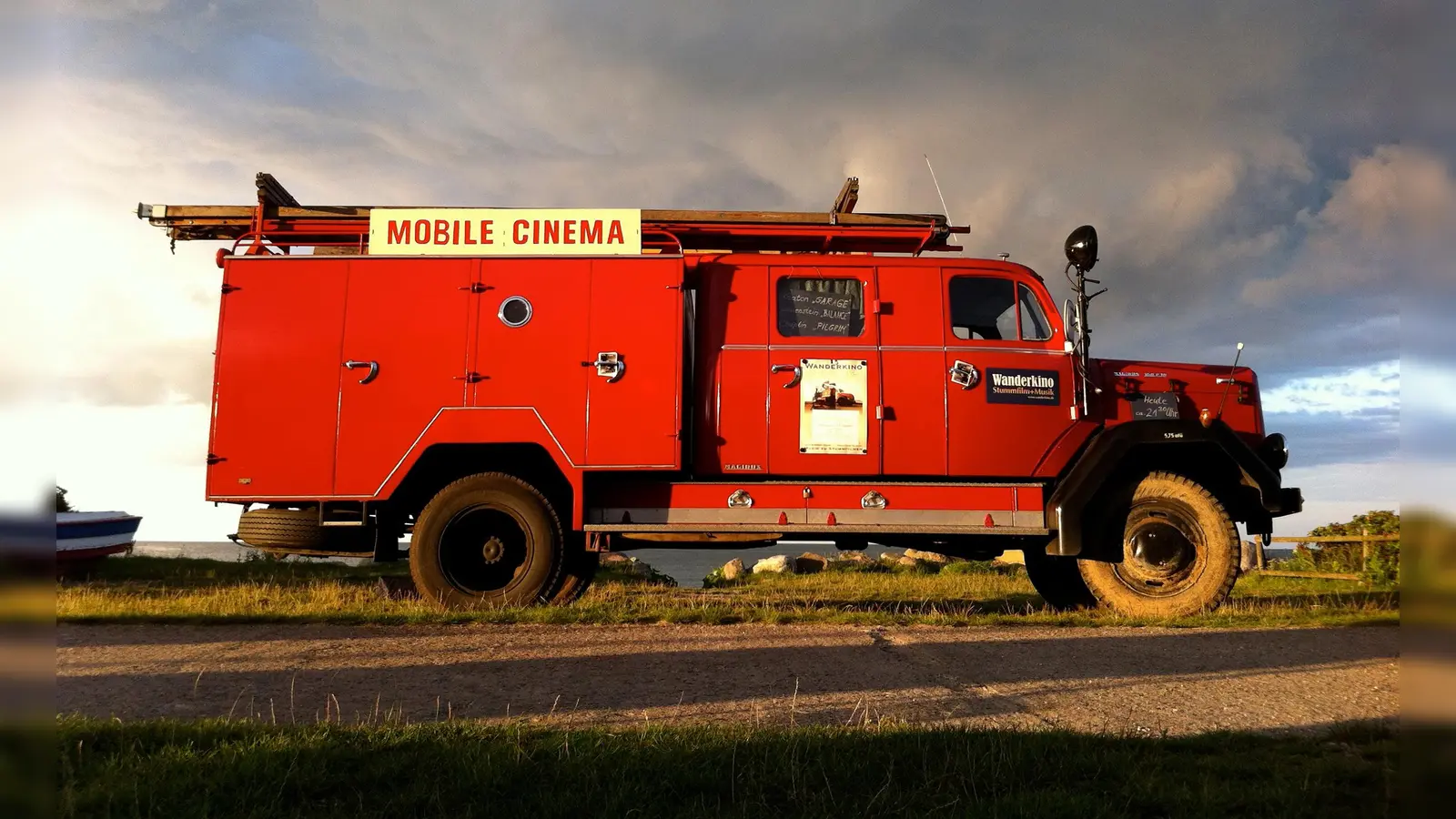 Der „Laster der Nacht“ ist Oldtimer-Feuerwehrfahrzeug und mobiles Kino zugleich. (Foto: privat)