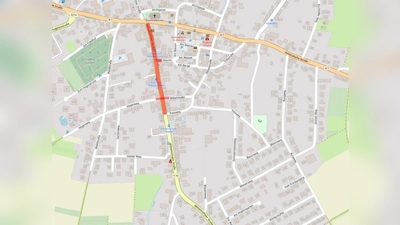 Die rot hinterlegte Teilstrecke markiert den vollgesperrten Bereich im 1. Bauabschnitt. (Foto: Gemeinde Calden)